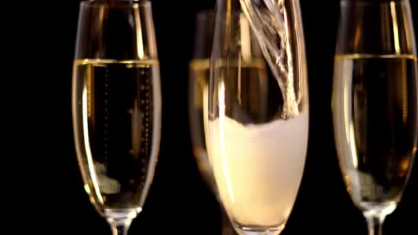 Verser du champagne dans un verre - plan au ralenti — Video