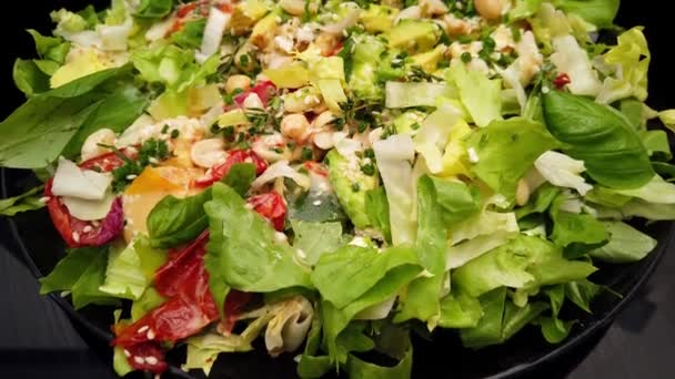 Verse heerlijke Avocado Salade - voedselfotografie — Stockvideo