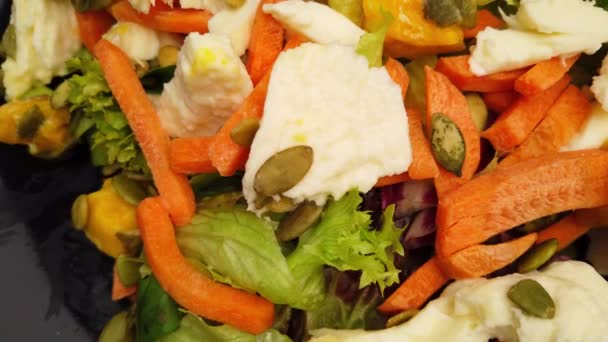 Salada saudável com mussarela, cenoura e manga — Vídeo de Stock