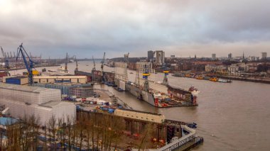 Bulutlu bir günde Hamburg Limanı