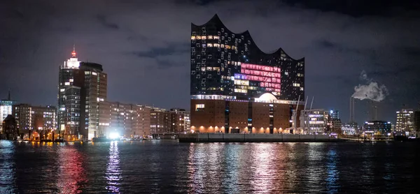 Krásný přístav Hamburku s koncertním sálem Elbphilharmonie v noci — Stock fotografie