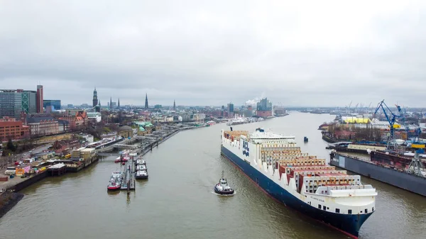 Gran buque portacontenedores en el puerto de Hamburgo Alemania - CIUDAD DE HAMBURG, ALEMANIA - 25 DE DICIEMBRE DE 2020 —  Fotos de Stock