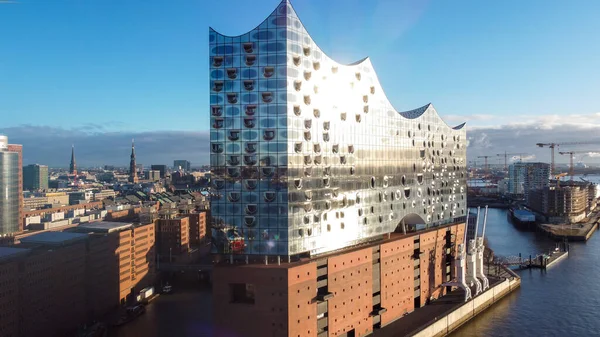 Famosa sala de conciertos de Hamburgo Elbphilharmonie en el puerto — Foto de Stock