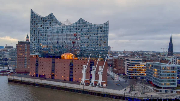 Famosa sala de conciertos de Hamburgo Elbphilharmonie en el puerto - CIUDAD DE HAMBURG, ALEMANIA - 25 DE DICIEMBRE DE 2020 —  Fotos de Stock
