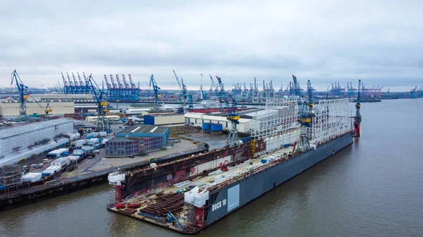 Hamburgs hamn Tyskland uppifrån - HAMBURG, TYSKLAND - DECEMBER 25, 2020 — Stockfoto