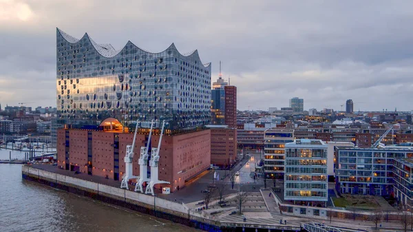 Slavná Hamburská koncertní síň Elbfilharmonie v přístavu - CITY OF HAMBURG, NĚMECKO - 25. prosince 2020 — Stock fotografie