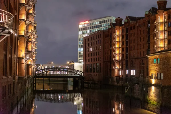 Slavný Skladištní čtvrť v Hamburku Německo volal Speicherstadt v noci — Stock fotografie