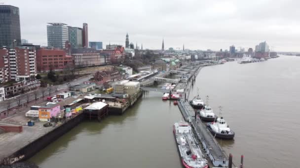 Famoso in tutto il mondo St Pauli Landungsbrucken nel porto di Amburgo — Video Stock