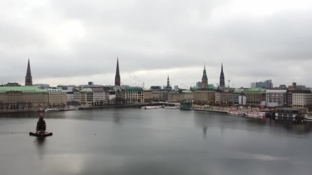 Hamburg 'un güzel şehir merkezinde Alster Nehri — Stok video