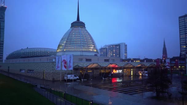 Bremerhaven Almanya Limanı 'ndaki outlet alışveriş merkezi. — Stok video