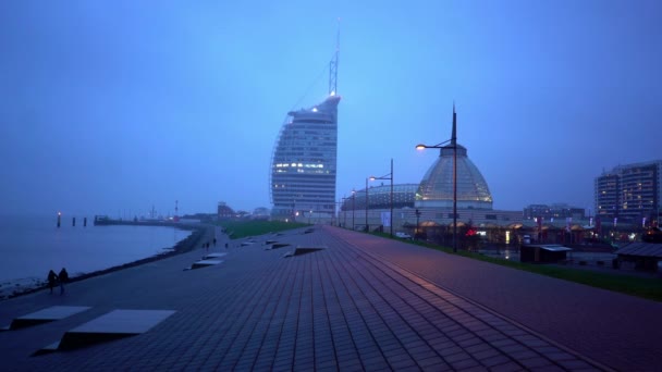 Haven van Bremerhaven Duitsland in de avond — Stockvideo