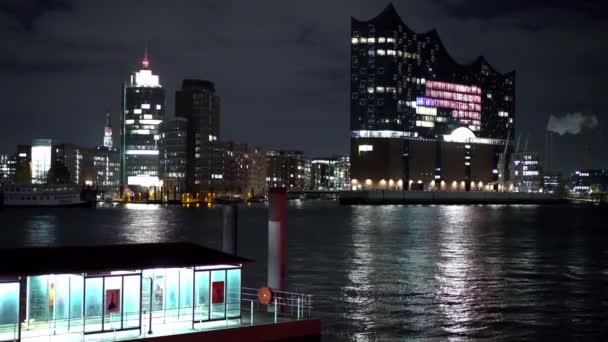Belo porto de Hamburgo com sala de concertos Elbphilharmonie à noite — Vídeo de Stock