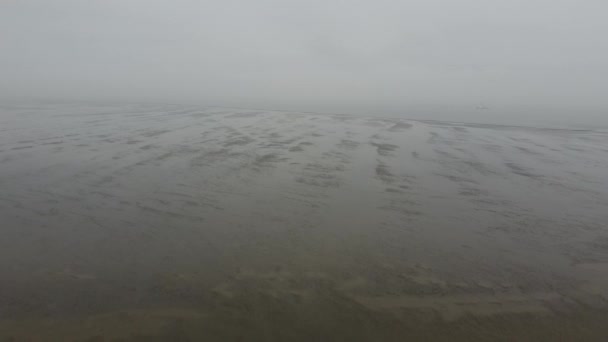 Flug über das Wattenmeer in Deutschland bei Cuxhaven — Stockvideo