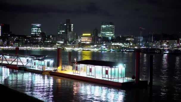 Skyline de Hamburgo por la noche - vista desde el puerto — Vídeo de stock