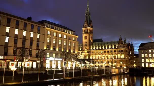 Wunderschöne Innenstadt von Hamburg Deutschland bei Nacht — Stockvideo