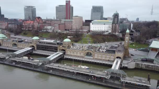 Wereldberoemde St Pauli Landungsbrucken in de haven van Hamburg — Stockvideo