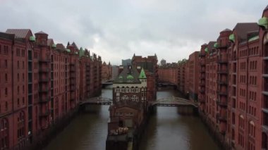 Hamburg 'daki Speicherstadt adlı depo bölgesinde uçuş.