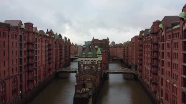 Flyg genom Magasindistriktet i Hamburg Tyskland som heter Speicherstadt — Stockvideo