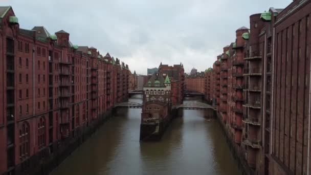 Vlucht door het Warehouse district in Hamburg Duitsland genaamd Speicherstadt — Stockvideo