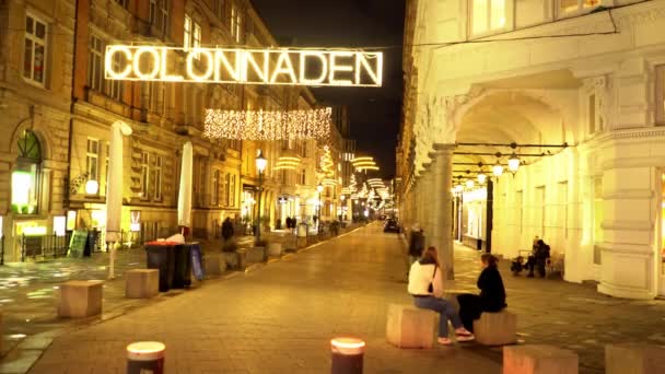 Colonnades en Hamburgo por la noche - una famosa calle en el centro de la ciudad — Vídeos de Stock