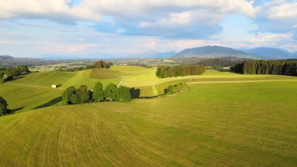 Let nad krásnou venkovskou krajinou Bavorska Allgau v německých Alpách — Stock video