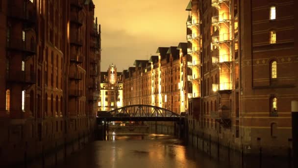 Famoso quartiere Magazzino di Amburgo Germania chiamato Speicherstadt di notte — Video Stock