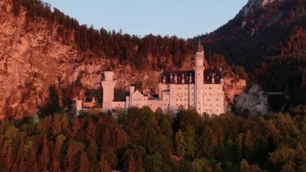 バイエルン州の有名なノイシュヴァンシュタイン城ドイツ — ストック動画