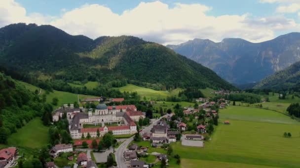 Flug über die atemberaubende Landschaft Bayerns in den deutschen Alpen — Stockvideo