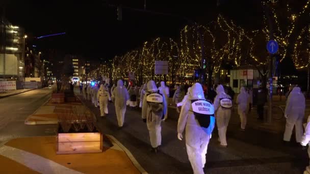 Anti Corona Demo in Hamburg 's nachts — Stockvideo