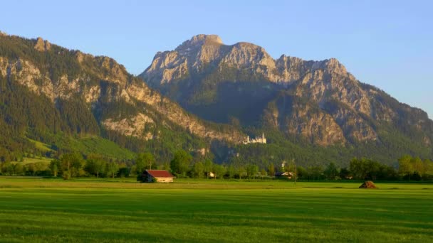 Typische Landschaft in Bayern und Allgäu - die deutschen Alpen — Stockvideo