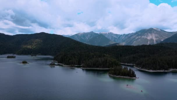 Maravilloso Eibsee en Baviera en los Alpes alemanes desde arriba — Vídeo de stock