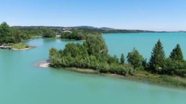 Almanya 'nın Fuessen kentindeki Forggensee Gölü üzerindeki hava manzarası 