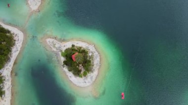 Muhteşem Eibsee Bavyera 'da Alman Alplerinde yukarıdan