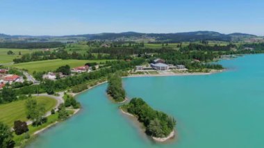 Almanya 'nın Fuessen kentindeki Forggensee Gölü üzerindeki hava manzarası 