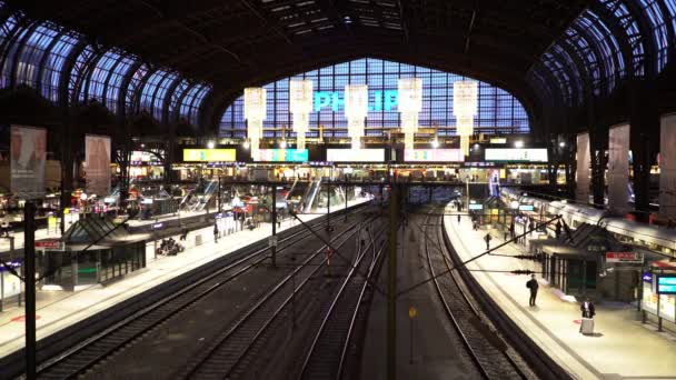 Κεντρικός σταθμός Αμβούργου το βράδυ — Αρχείο Βίντεο