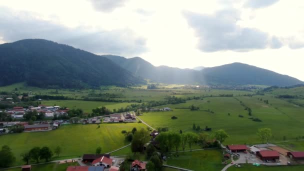 Flyg över det fantastiska landskapet i Bayern i de tyska Alperna — Stockvideo