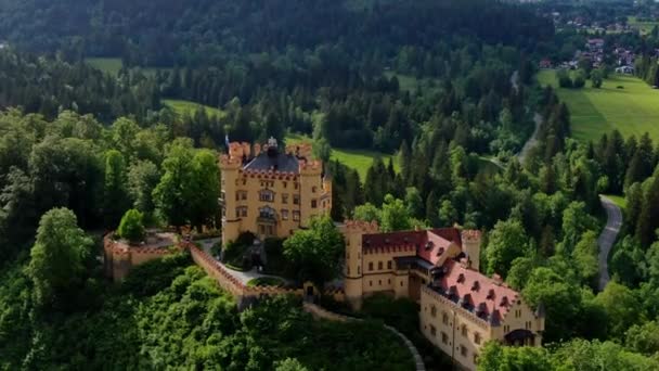 Знаменитый замок Гогеншвангау в Баварии Германия - Высокий замок — стоковое видео