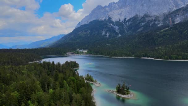 Maravilloso Eibsee en Baviera en los Alpes alemanes desde arriba — Vídeo de stock