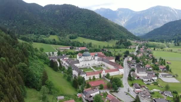 Luchtfoto over de Ettalabdij in Beieren Duitsland — Stockvideo
