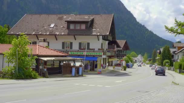 Typische Straßenansichten in Bayern in den deutschen Alpen - ETTAL, DEUTSCHLAND - 26. Mai 2020 — Stockvideo