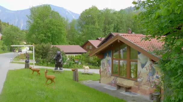 Loja de escultura de madeira na Baviera - ETTAL, ALEMANHA - MAIO 26, 2020 — Vídeo de Stock