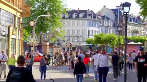 Pěší zóna ve městě Heidelberg - HEIDELBERG, NĚMECKO - 28. května 2020 — Stock video