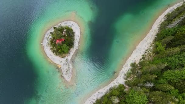 Maravilloso Eibsee en Baviera en los Alpes alemanes desde arriba — Vídeo de stock