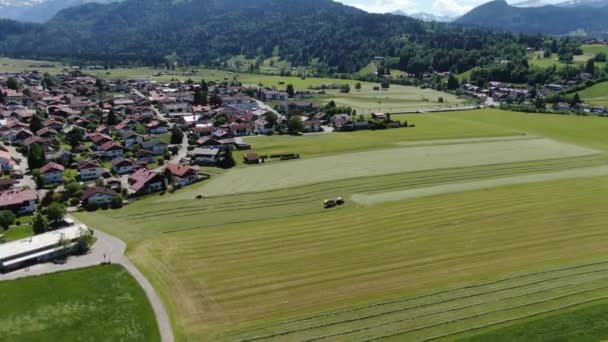 Zemědělské pole v Bavorsku - německé Alpy — Stock video