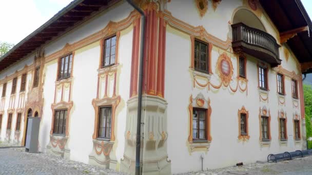 Casas pintadas típicas no bairro histórico de Oberammergau, na Baviera - OBERAMMERGAU, ALEMANHA - 26 de maio de 2020 — Vídeo de Stock