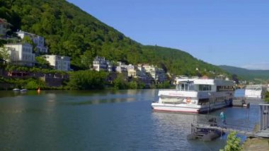 Heidelberg 'deki Neckar Nehri' ndeki Gezi Gemisi - HEIDELBERG, GERMANY - 28 Mayıs 2020