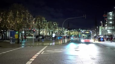 Hamburg 'un merkezindeki ünlü Jungfernstieg sokağı.