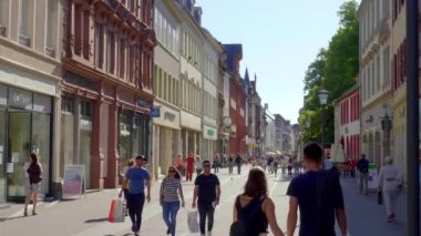 Heidelberg 'deki yaya bölgesinde yürümek - HEIDELBERG, GERMANY - 28 Mayıs 2020