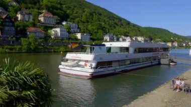 Heidelberg 'deki Neckar Nehri' ndeki Gezi Gemisi - HEIDELBERG, GERMANY - 28 Mayıs 2020