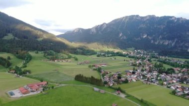 Almanya 'nın Bavyera kentindeki Oberammergau şehrinde hava manzarası